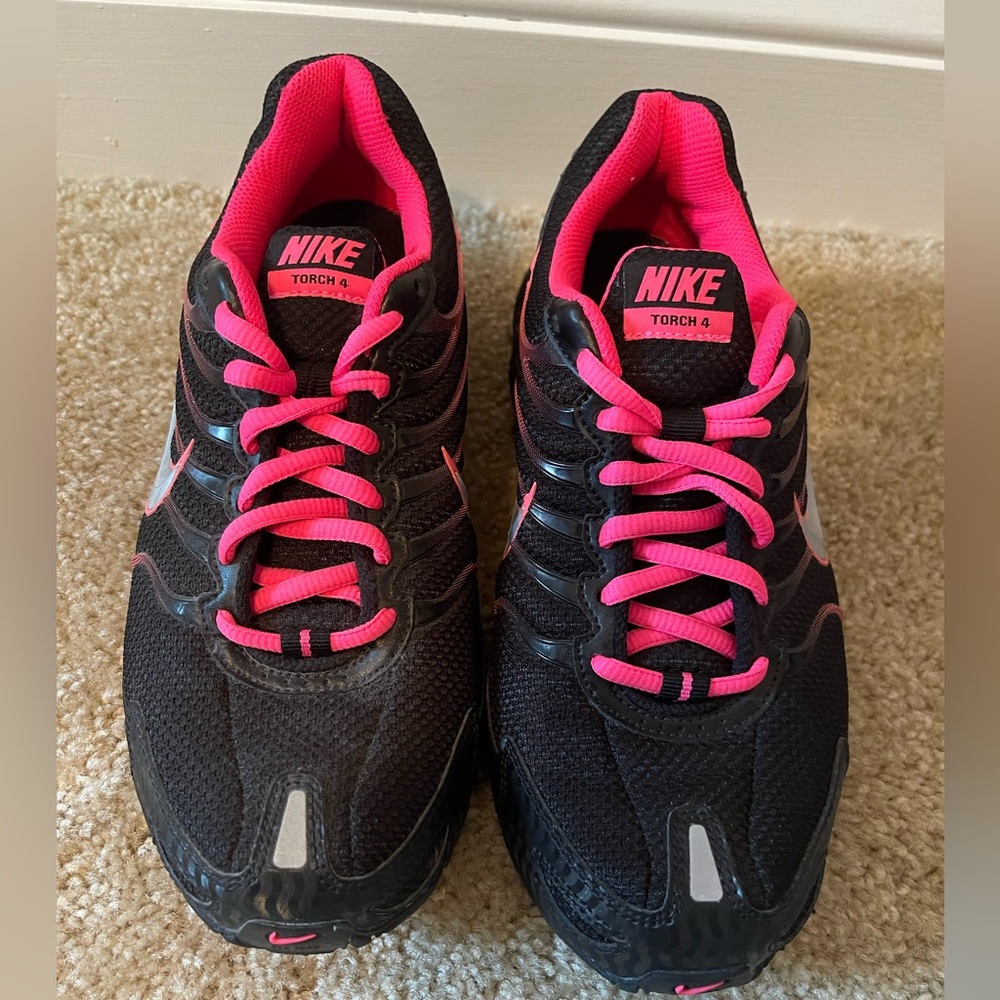 Nike Women's Black and Pink Athletic Shoes
